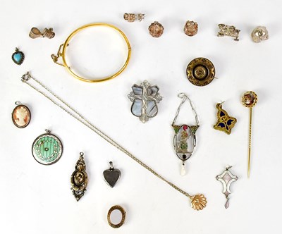 Lot 923 - A 9ct yellow gold pendant in the form of a...