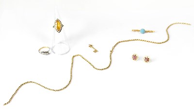 Lot 939 - A group of 9ct yellow gold jewellery,...