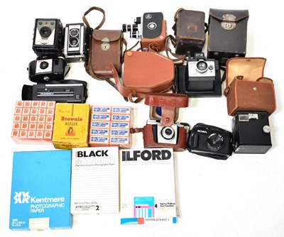 Lot 416 - A quantity of vintage cameras, to include a...