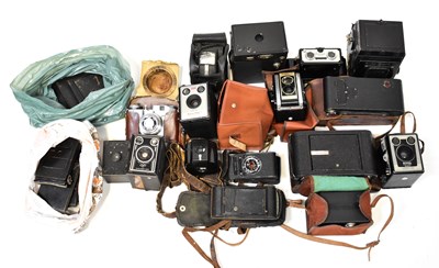 Lot 424 - A quantity of vintage cameras, to include...