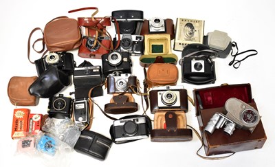Lot 420 - A quantity of vintage cameras and other items,...