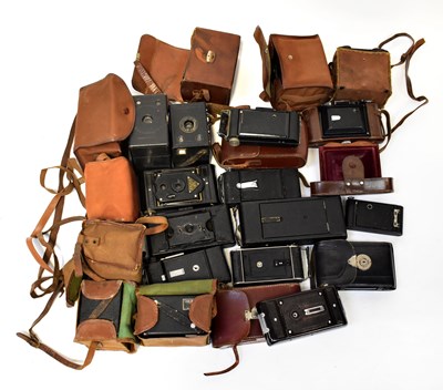 Lot 421 - A quantity of vintage cameras, mainly box and...