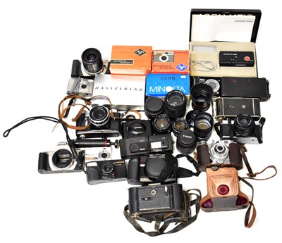 Lot 422 - A quantity of vintage cameras, lenses and...