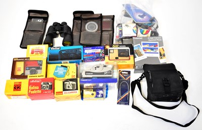 Lot 423 - A quantity of vintage cameras and accessories,...