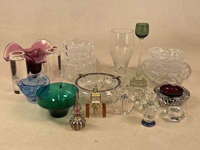 Lot 220 - A quantity of decorative art glass, including...