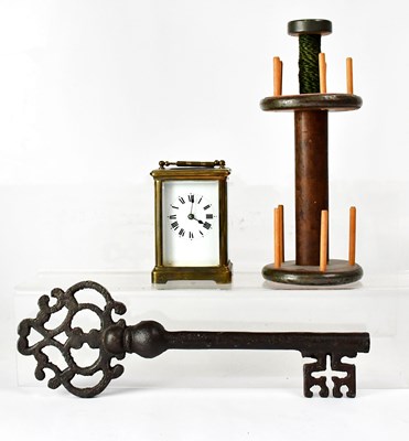 Lot 337 - A small mixed lot of collectors' items,...
