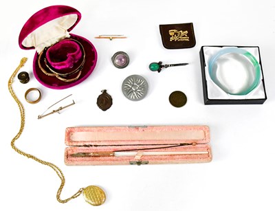 Lot 961 - A small quantity of costume jewellery, to...