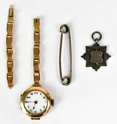 Lot 1010 - A 9ct yellow gold cased ladies' wristwatch,...
