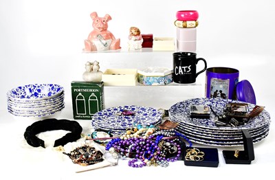 Lot 356 - A collectors’ lot comprising costume jewellery,...