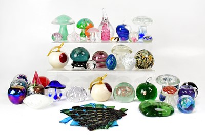 Lot 317 - A quantity of studio and art glass...