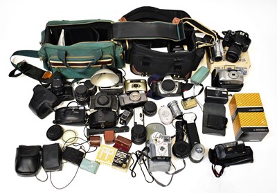Lot 425 - A quantity of compact cameras to include a...