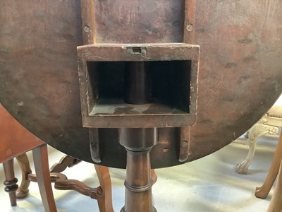 Lot 17 - A George III mahogany circular tilt-top table...