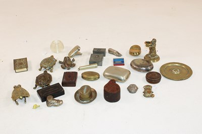 Lot 1041 - A group of predominantly 19th century snuff...