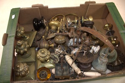 Lot 1028 - A group of door furniture and related items,...