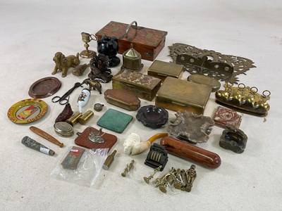 Lot 1045 - A group of collectors' items including an...