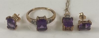 Lot 390 - A suite of 9ct yellow gold jewellery...