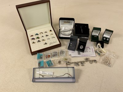 Lot 403 - A quantity of costume jewellery, predominantly...