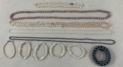 Lot 396 - A quantity of pearls including a pink...