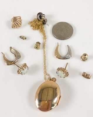 Lot 401 - A 9ct yellow gold oval locket on fine link...