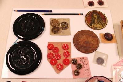 Lot 410 - A small group of costume jewellery, various...
