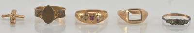 Lot 1176 - A yellow metal ruby set signet ring, size P, a...