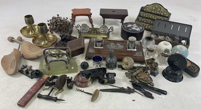 Lot 1048 - A group of collectors' items including a pair...