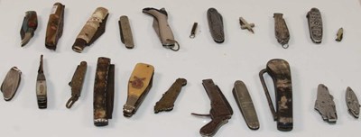 Lot 1021 - An interesting collection of pocket knives,...