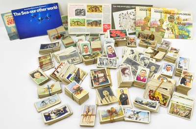 Lot 319 - A quantity of mixed bundles, loose and albums,...