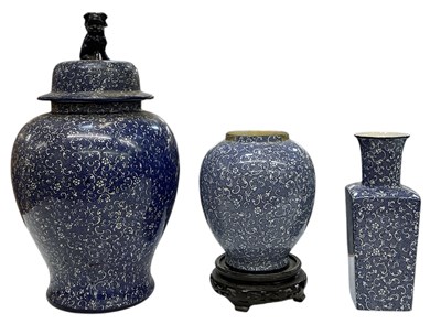 Lot 521 - A large early 20th century blue and white...