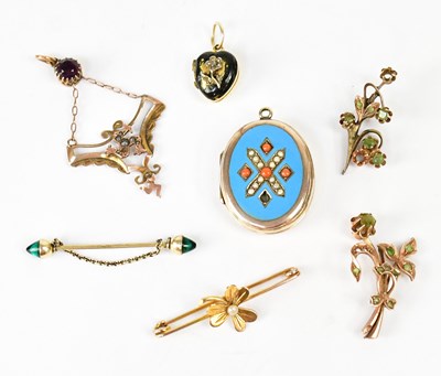 Lot 1111 - A yellow metal tie pin set with cone-shaped...