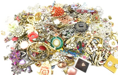 Lot 1366 - A collection of vintage and modern costume...