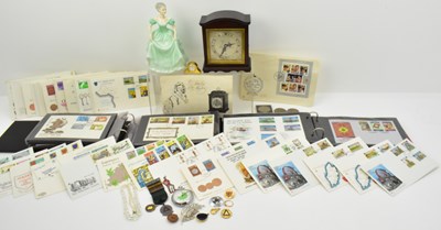 Lot 328 - A group of mixed collectables including a...