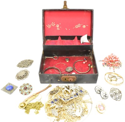Lot 1350 - A jewellery box containing a quantity of...