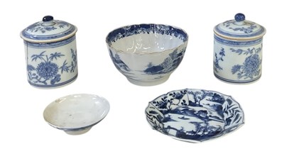 Lot 620 - A pair of 19th century Chinese blue and white...