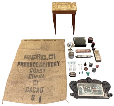 Lot 326 - A quantity of collectors' items and treen,...