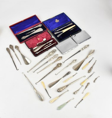 Lot 1524 - An extensive collection of shoe horns and...