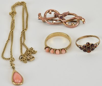 Lot 1141 - Four items of 9ct gold jewellery comprising a...