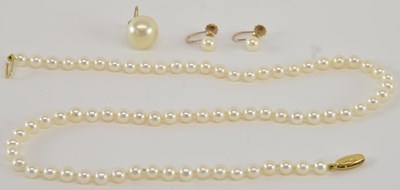 Lot 1238 - A single strand cultured pearl bead necklace,...