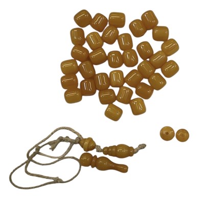 Lot 1318 - A vintage butterscotch amber bead necklace,...