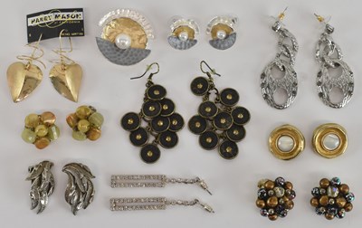 Lot 1339 - A small quantity of costume jewellery,...