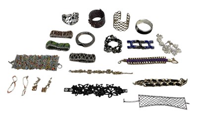 Lot 1327 - Nineteen assorted costume jewellery cuff...