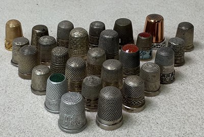 Lot 338 - A collection of thimbles, to include a 15ct...