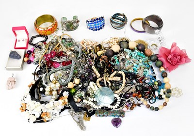 Lot 1136 - A quantity of modern and vintage costume...