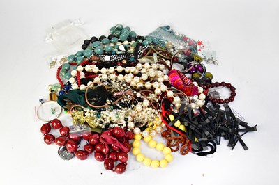 Lot 1147 - A quantity of vintage and modern costume...