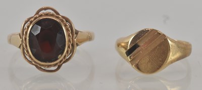 Lot 1196 - A 9ct yellow gold onyx set signet ring, size...