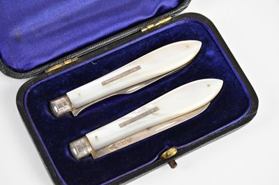 Lot 1553 - A pair of cased mother of pearl handled and...