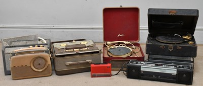 Lot 1109 - A collection of vintage radios and a wind-up...