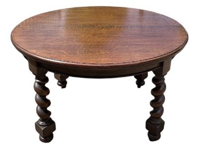 Lot 22 - An early 20th century oak circular extending...