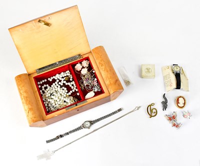 Lot 1128 - A small collection of costume jewellery to...