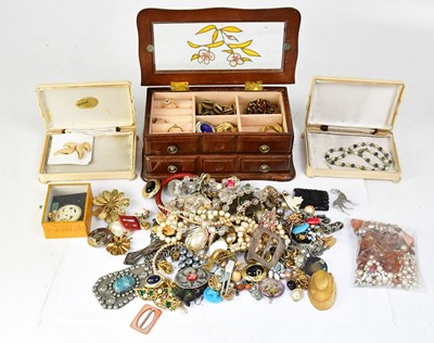 Lot 1134 - A quantity of vintage costume jewellery, to...